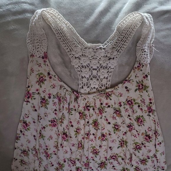 Beautiful Floral Tank Top - Picture 2 of 3